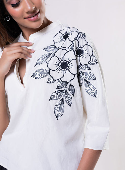 Mandarine Collar Side Embroidered Top