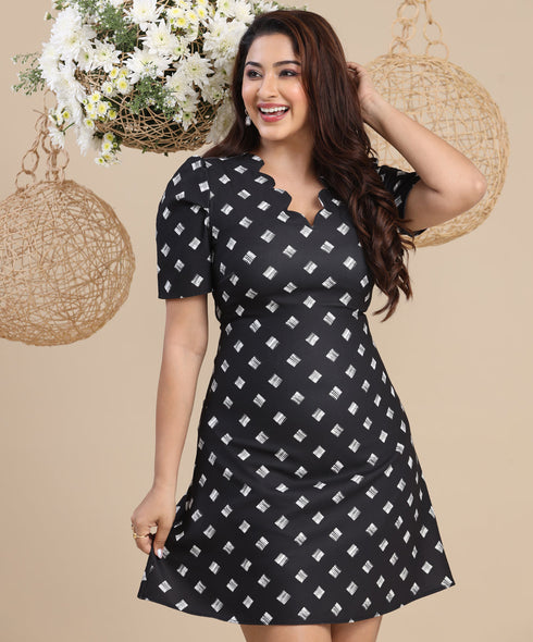 Puffed Sleeve Scalloped Shift Black Dress