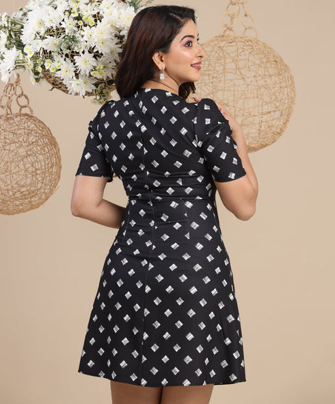 Puffed Sleeve Scalloped Shift Black Dress